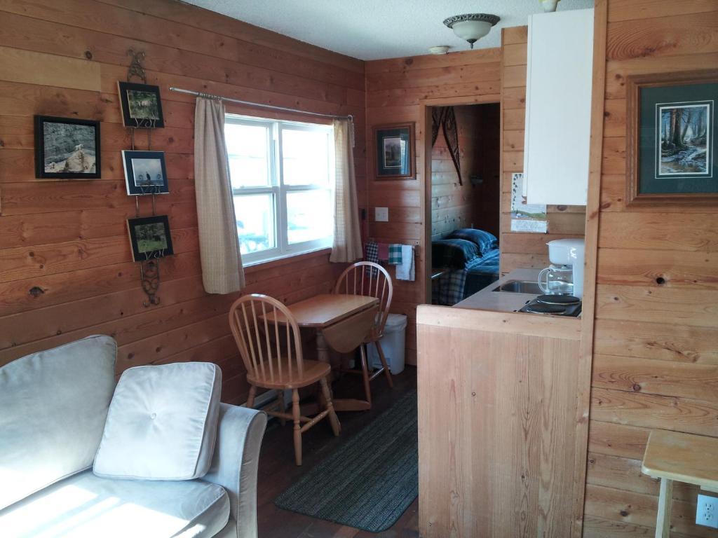 Steamboat Mountain Chalets Hotel Spillimacheen Bilik gambar